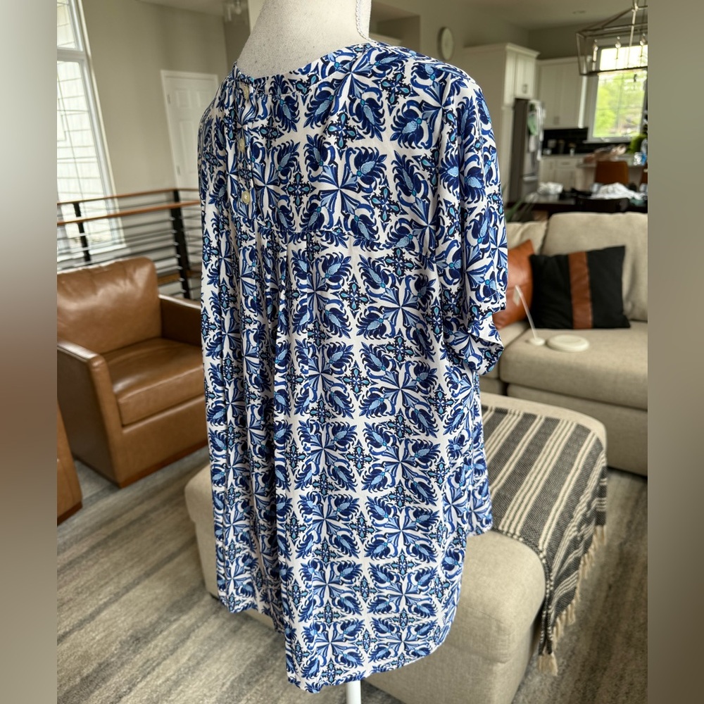 LOFT Blue and White Tile Print Short Sleeve blouse - Picture 10 of 11